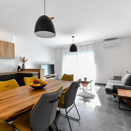 Spacious Apartment Nero With Free Parking Zadar Exterior photo