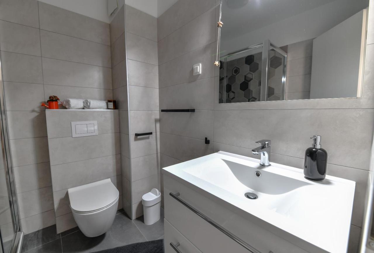 Spacious Apartment Nero With Free Parking Zadar Exterior photo
